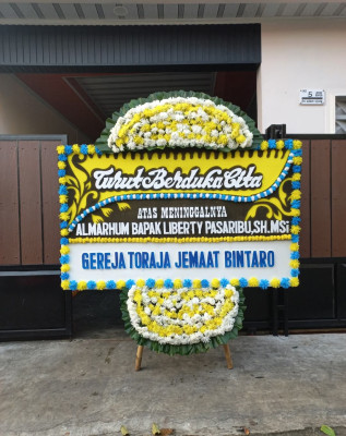 Papan Bunga Duka di Jembatan Lima