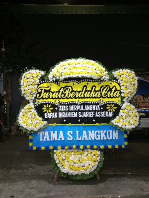 Papan Bunga Duka di Jembatan Lima